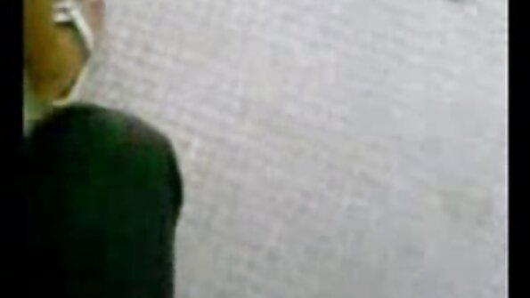 MILF، نوعمر، اور شاندار تینوں میں مضبوط fucker