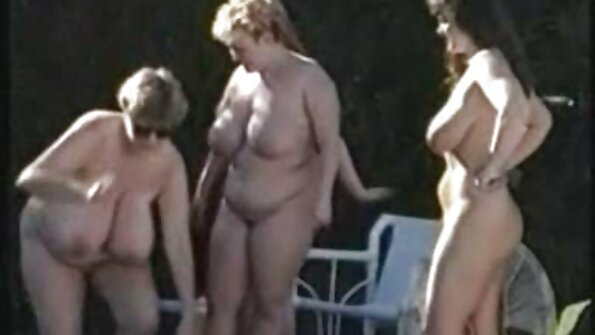 ایک busty باس دفتر میں اس کے ملازم کی طرف سے اس کی چال کو تباہ کر رہا ہے۔
