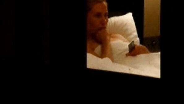 سیکس کے ساتھ سنہرے بالوں والی MILF اور cumshot نیچے چھو لینے کے قابل