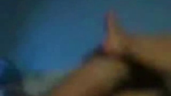 Slutty سنہرے بالوں والی اس کے شوہر کے سامنے ایک اور آدمی پیٹ رہا ہے
