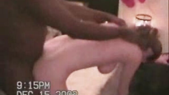 سنہرے بالوں والی لڑکی کو orgasm تک اپنے غار میں بہت بڑا مکینیکل پسٹن ملتا ہے۔