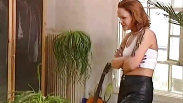 پتلی ٹیٹو شدہ brunette cuckold میں شکاری کی طرف سے ٹکرا دیا جاتا ہے