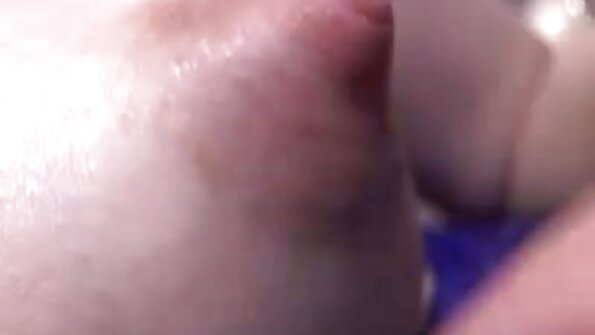 چھاتی کی ایک اچھی جوڑی کے ساتھ ایک brunette بستر پر fucked ہو رہی ہے